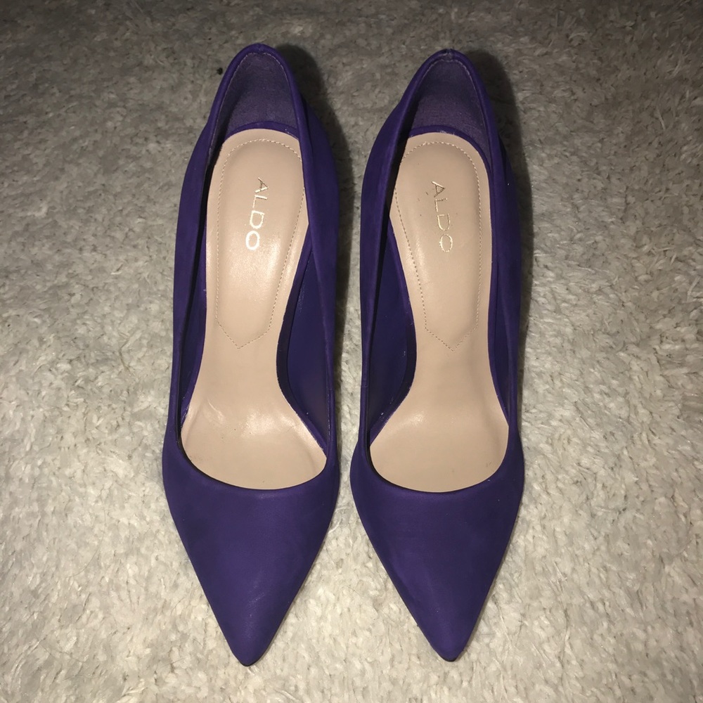 Violet pumps